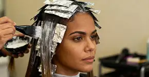 O pó descolorante certo garante cor forte e fios saudáveis