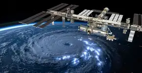 A NASA está monitorando tempestades a partir da Estação Espacial Internacional, e o que ela observa sobre jatos azuis, sprites e ELVES pode mudar para sempre a forma como prevemos eventos climáticos extremos