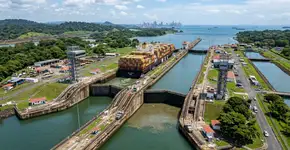 Enquanto o Estreito de Ormuz permanece fechado e muitos navios evitam o Canal de Suez, o Canal do Panamá está experimentando um aumento dramático no tráfego, com até 38 trânsito por dia; No entanto, há um detalhe que pode complicar as coisas novamente