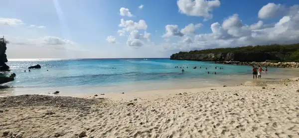 A praia de Daaibooi tem águas transparentes e calmas