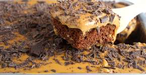 Bolo de chocolate com cobertura divina de doce de leite