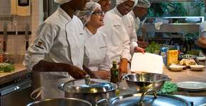 Projeto ensina gastronomia a jovens em situação de vulnerabilidade