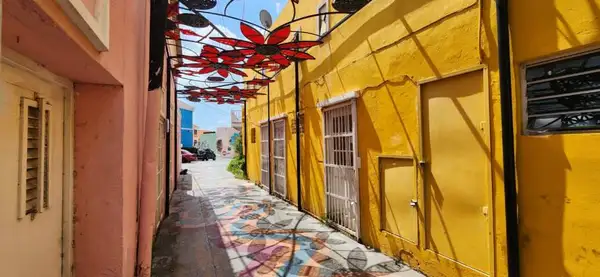 Passeios de tuk-tuk são ideais para explorar capital Willemstad