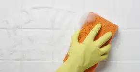 O truque doméstico que virou febre: pasta de bicarbonato que elimina completamente mofo do rejunte