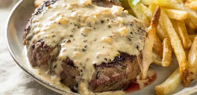 Faça um filé mignon ao molho de gorgonzola para impressionar no jantar