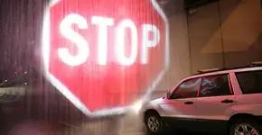 Sinalização de trânsito feita de cortina de água inova trânsito australiano