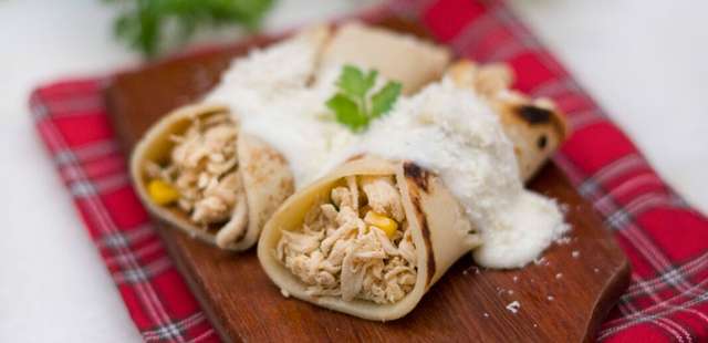 Panqueca cremosa de frango com molho branco