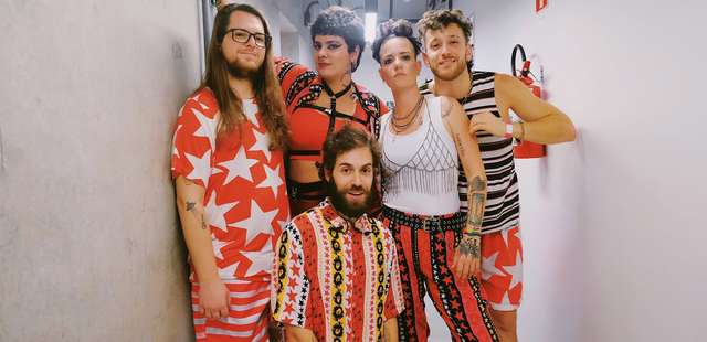 Francisco, el Hombre toca Novos Baianos