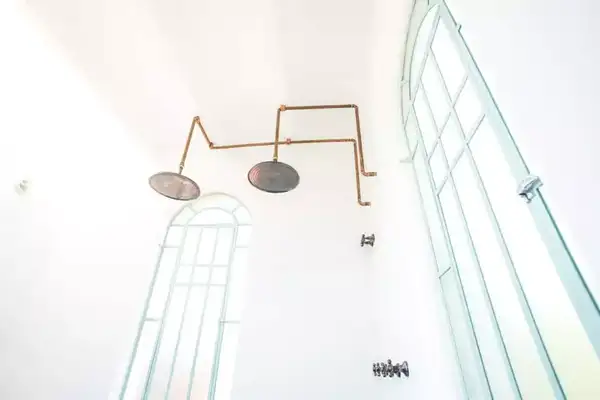 Acomodação tem chuveiro duplo