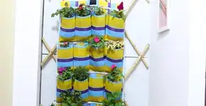 Sapateira de plástico vira jardim vertical