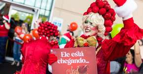 Papai Noel chega ao Mooca Plaza após desfile em carro aberto pelas ruas do Bairro da Mooca