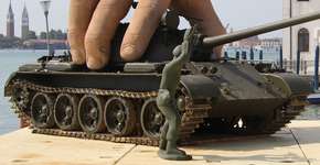 Italiano faz intervenções com ‘mãos’ gigantes