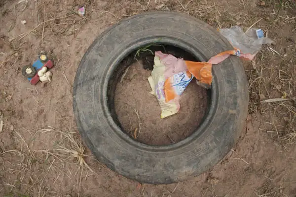 Além dos caminhões-pipa, também é distribuída água mineral em garrafas PET. As embalagens, no entanto, acabam gerando muito lixo na comunidade, pois alguns Krenak nunca lidaram com quantidades tão grandes de embalagens e garrafas plásticas, e não sabem descartá-las de maneira apropriada