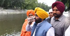 Político da Índia toma água de rio para atestar pureza e é hospitalizado