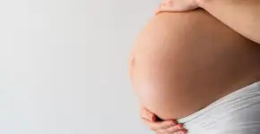 Em caso inédito, mulher com câncer ginecológico muda útero de lugar e engravida