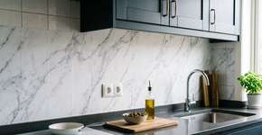 Com um estilo tradicional de azulejos, este revestimento de fácil instalação pode modernizar seu interior sem grandes obras e num piscar de olhos