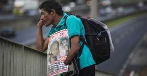 Pai roda Brasil como homem-placa em busca do filho desaparecido