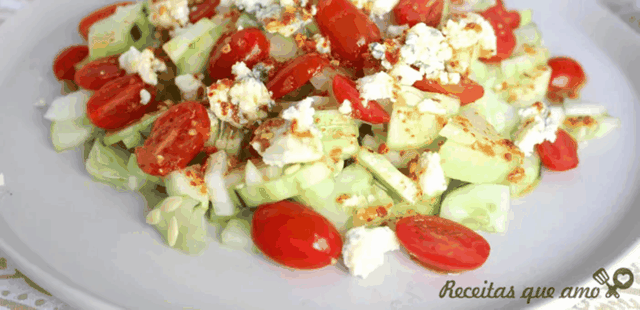 Esta receita de salada de pepino com molho picante tem tudo para se tornar sua preferida