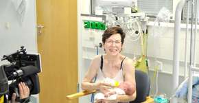 Mãe de quádruplos aos 65 anos apresenta bebês