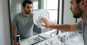 Misturinha pra passar no espelho do banheiro que impede ele de ficar todo embaçado depois do banho