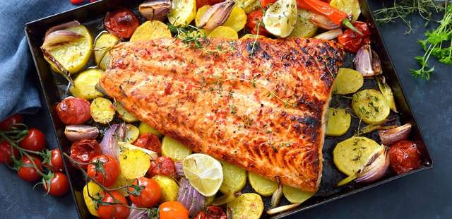 Prepare um peixe assado com legumes leve e delicioso