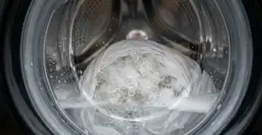 O jeito de lavar o travesseiro na máquina pra ele não ficar todo deformado e cheio de calombo