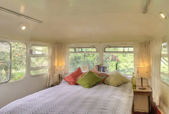 Esse ônibus foi totalmente transformado em uma casa de dois andares super espaçosa e confortável. O melhor é que ele nunca estará lotado e você só ficará de pé se quiser! 