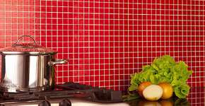 Empresa recicla garrafas PET para produzir pastilhas para revestimento