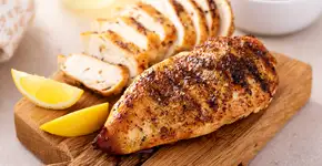 Faça em casa o peito de frango com crosta de sementes que parece ter saído de um restaurante fit