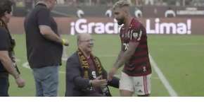 Witzel se ajoelha para Gabigol, jogador o ignora e torcida vibra