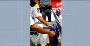 Mercado obriga casal negro a esvaziar bolsa para revista e encontra Bíblia