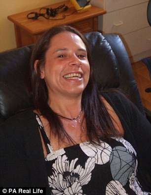 Sam, que acredita que a quimioterapia é tóxica e que afeta as células saudáveis também, começou a fazer pesquisas na internet para procurar tratamentos alternativos (Reprodução/The Daily Mail)