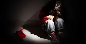 Mãe é presa suspeita de torturar e abusar de filha de 7 anos