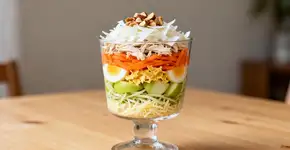 Salada mimosa ganha versão moderna com cenoura coreana que transforma o prato clássico