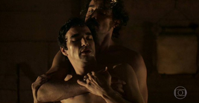 Ricardo Pereira e Caio Blat assistem juntos à cena de sexo gay