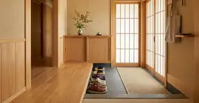 Por que no Japão eles sempre viram o sapato para a porta antes de entrar em casa
