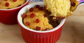 Bolo de milho de caneca do tamanho da sua vontade