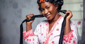 Touca de cetim: veja os benefícios do acessório para cabelo