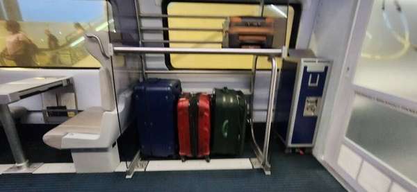 Espaço para malas vagão da categoria Premium da Brightline