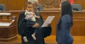 Juiz pega filho de advogada no colo durante juramento da profissão