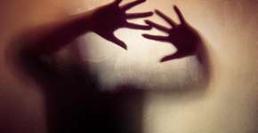 Mulher é estuprada após marido viciado em jogo perdê-la em aposta