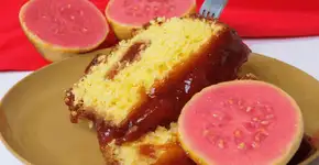 Bolo de fubá com goiabada que derrete na boca e deixa cada fatia ainda mais irresistível