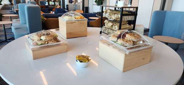 Lounge em Orlando oferece um ambiente confortável com snacks, bebidas à vontade e wi-fi