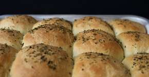 Pão de cebola com queijo derretido para se entregar à comilança