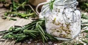 Como fazer sal de ervas para temperar a comida com menos sódio