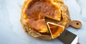 Essa receita simples de bolo de pão de queijo vai deixar todo mundo pedindo bis