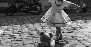 Fotos comprovam que para brincar basta ser criança