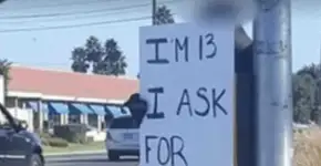 Menina de 13 anos é forçada a segurar placa humilhante em público