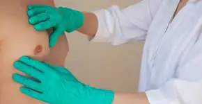 Pele enrugada é um dos sinais do câncer de mama em homens; conheça outros