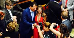 Deputada Paulinha rebate ataques após usar decote em sua posse